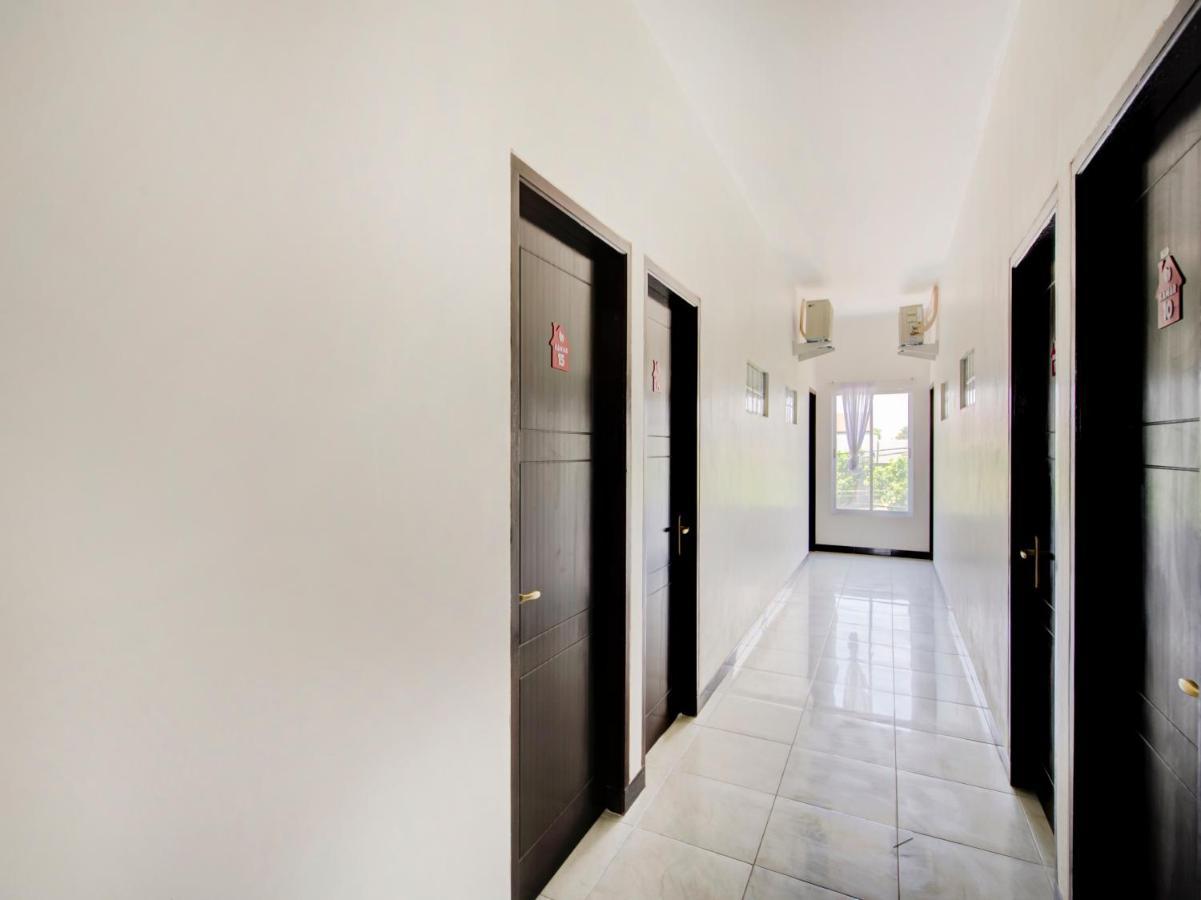 Oyo Life 3987 Kost Aditya Surabaya Exterior foto