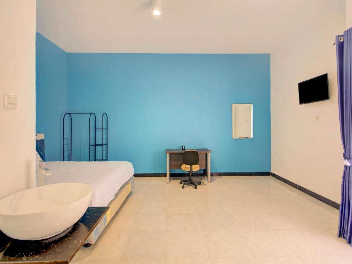 Oyo Life 3987 Kost Aditya Surabaya Exterior foto
